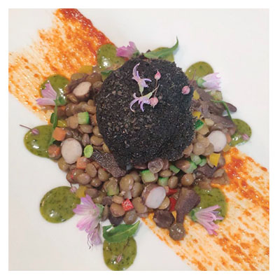 Emplatado de huevos crujientes con casquería y verduras